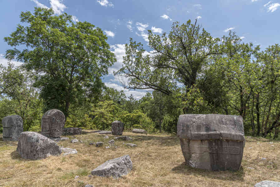 Croacia - Cista Velika - cementerio medieval - tumbas Stecci 07.jpg